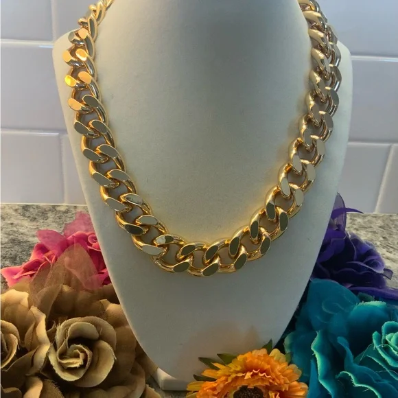 🎄NWOT SALE🎄FIRM Chunky cubic link 18k gold plated necklace Neiman Marcus. - Picture 2 of 7